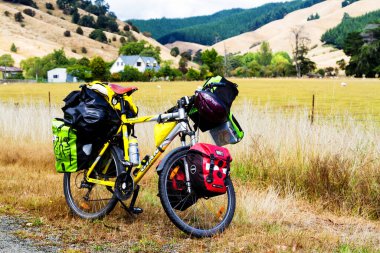 GÜNEY ADA, NEW ZEALAND - CRCA MARCH 2017: Yeni Zelanda bisiklet gezisi sırasında yolun kenarına park edilmiş ağır yüklü bisiklet turu.