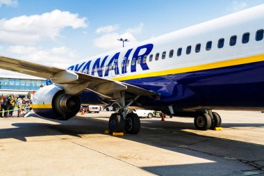 BERLİN, ALMANY - 27 Nisan 2017: Berlin Schonefeld Havaalanı 'nda Ryanair Boeing 737' ye insanlar biniyor. Ryanair, 393 Boeing 737 filosuyla dünyanın en büyük havayollarından biridir..