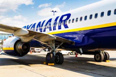 BERLİN, ALMANY - 27 Nisan 2017: Berlin Schonefeld Havaalanı 'nda Ryanair Boeing 737' ye insanlar biniyor. Ryanair, 393 Boeing 737 filosuyla dünyanın en büyük havayollarından biridir..