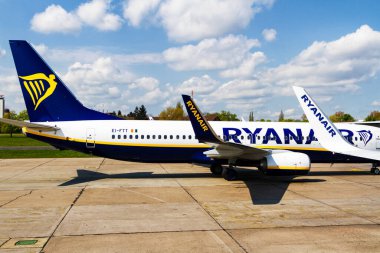 BERLİN, ALMANY - 27 Nisan 2017: Berlin Schonefeld Havaalanı 'nda Ryanair Boeing 737' ye insanlar biniyor. Ryanair, 393 Boeing 737 filosuyla dünyanın en büyük havayollarından biridir..