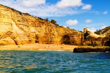 Portekiz 'de deniz kıyısında. Benagil, Albufeira ve Portimao yakınlarındaki plajları ve mağaralarıyla ünlüdür..