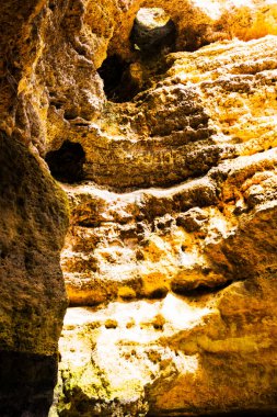 Portekiz 'de deniz kıyısında. Benagil, Albufeira ve Portimao yakınlarındaki plajları ve mağaralarıyla ünlüdür..