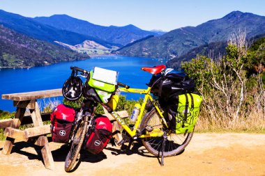 QUEEN CHARLOTTE TRACK, NEW ZEALAND - 17 Mart 2017: Yeni Zelanda 'nın en popüler patikalarından biri olan Kraliçe Charlotte Pisti' nde ağır yüklü bisiklet turu.