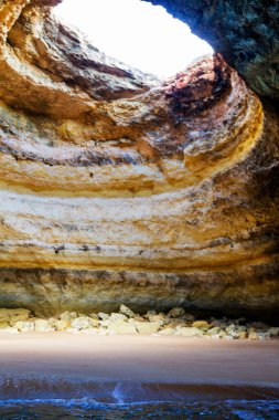 Benagil, Portekiz 'de Algarve sahilinde mağaralar. Kıyı, mağaraları ve plajlarıyla ünlüdür..