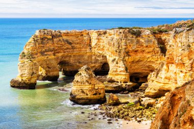 Portekiz 'de deniz kıyısında. Benagil, Albufeira ve Portimao yakınlarındaki plajları ve mağaralarıyla ünlüdür..