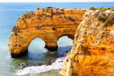 Portekiz 'de deniz kıyısında. Benagil, Albufeira ve Portimao yakınlarındaki plajları ve mağaralarıyla ünlüdür..
