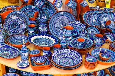 ANDALUCIA, İSPAN - 3 Mayıs 2017: renkli geleneksel süs tabakları. Endülüs, İspanya. Turistik yerlerde, pazarlarda, pazarlarda yaygın olarak satılıyor..