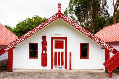 KORINTI, NEW ZEALAND - 23 Şubat 2017: Yeni Zelanda oyması maori marae (toplantı evi ve buluşma yeri). Dini toplantılar ve kutlamalar için kullanılan Maori tapınağı.