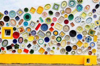 ALGARVE, PORTUGAL - 28 Nisan 2017: Duvar dekorasyon motifi olarak kullanılan vintage kil plakalar, çömlekler ve kaseler. Portekiz