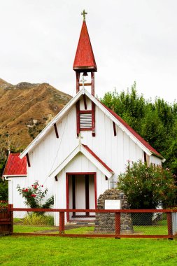 KORINTI, NEW ZEALAND - 23 Şubat 2017: Yeni Zelanda oyması maori marae (toplantı evi ve buluşma yeri). Dini toplantılar ve kutlamalar için kullanılan Maori tapınağı.