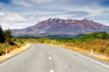 Tongariro Ulusal Parkı, Yeni Zelanda 'daki Yol ve Ruapehu Dağı