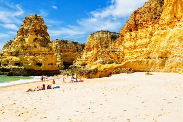 Algarve Portugal Abril 2017 Banhos Sol Praia Marinha Mesquita Costa — Fotografia de Stock