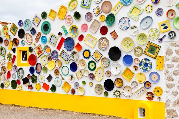 ALGARVE, PORTUGAL - 28 Nisan 2017: Duvar dekorasyon motifi olarak kullanılan vintage kil plakalar, çömlekler ve kaseler. Portekiz
