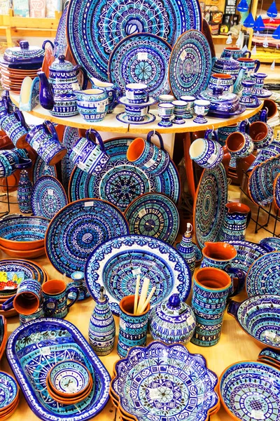 ANDALUCIA, İSPAN - 3 Mayıs 2017: renkli geleneksel süs tabakları. Endülüs, İspanya. Turistik yerlerde, pazarlarda, pazarlarda yaygın olarak satılıyor..