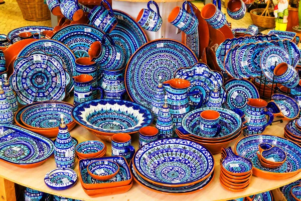 ANDALUCIA, İSPAN - 3 Mayıs 2017: renkli geleneksel süs tabakları. Endülüs, İspanya. Turistik yerlerde, pazarlarda, pazarlarda yaygın olarak satılıyor..