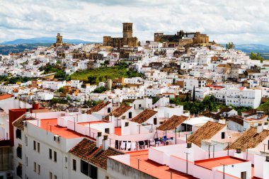 Endülüs 'teki Arcos de la Frontera' nın güneşli bir günde (pueblo blanco) havadan görünüşü. Beyaz köyler İspanya, Malaga, Avrupa 'nın popüler turistik beldeleri ve eğlence merkezleridir..