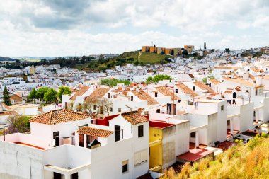 ARCOS DE LA FRONTERA, İspanya - 2 Mayıs 2017: Güneşli bir günde beyaz şehir (pueblo blanco) Arcos Andalusia 'da. Beyaz köyler, Spai 'de popüler turizm ve eğlence merkezleridir.