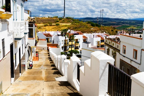Endülüs 'teki Arcos de la Frontera' nın güneşli bir günde (pueblo blanco) havadan görünüşü. Beyaz köyler İspanya, Malaga, Avrupa 'nın popüler turistik beldeleri ve eğlence merkezleridir..