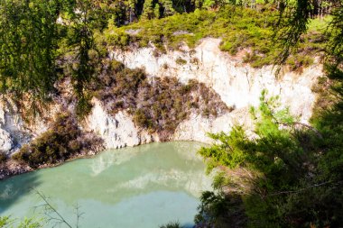 Wai-o-tapu, Jeotermal Harikalar Diyarı, Rotorua, Kuzey Adası, Yeni Zelanda 'da çamurlu, turkuaz sıcak su, havuzlar, buhar ve mağaralar.
