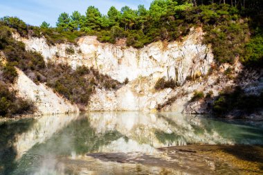 Wai-o-tapu, Jeotermal Harikalar Diyarı, Rotorua, Kuzey Adası, Yeni Zelanda 'da çamurlu, turkuaz sıcak su, havuzlar, buhar ve mağaralar.