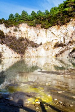 Wai-o-tapu, Jeotermal Harikalar Diyarı, Rotorua, Kuzey Adası, Yeni Zelanda 'da çamurlu, turkuaz sıcak su, havuzlar, buhar ve mağaralar.