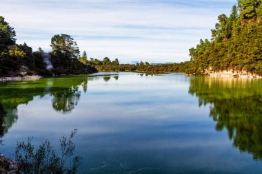 Wai-o-tapu, Jeotermal Harikalar Diyarı, Rotorua, Kuzey Adası, Yeni Zelanda 'da çamurlu, turkuaz sıcak su, havuzlar, buhar ve mağaralar.
