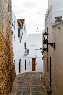 VEJER DE LA FRONTERA, İspanya - 29 Nisan 2017: Endülüs 'te güneşli bir günde beyaz şehir Vejer de la Frontera' nın hava manzarası. Beyaz köyler İspanya ve Avrupa 'da popüler turizm ve eğlence merkezleridir..