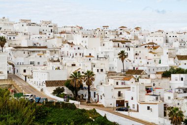 Beyaz şehrin havadan görünüşü (pueblo blanco) Endülüs 'te Vejer de la Frontera, Avrupa' da İspanya.