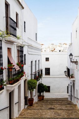 Endülüs 'te güneşli bir günde beyaz şehir Vejer de la Frontera' nın hava manzarası. Beyaz köyler İspanya, Malaga, Avrupa 'nın popüler turistik beldeleri ve eğlence merkezleridir..