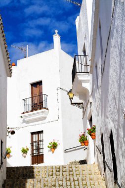 Endülüs 'te güneşli bir günde beyaz şehir Vejer de la Frontera' nın hava manzarası. Beyaz köyler İspanya, Malaga, Avrupa 'nın popüler turistik beldeleri ve eğlence merkezleridir..