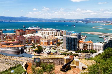 Gibraltar havaalanı pisti ve İspanya 'da La Linea de la Concepcion, Güney Endülüs bölgesi, Cadiz.