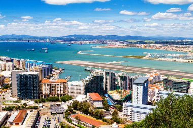 Gibraltar havaalanı pisti ve İspanya 'da La Linea de la Concepcion, Güney Endülüs bölgesi, Cadiz.