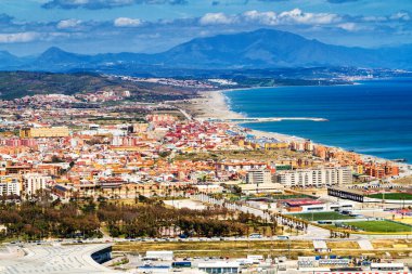Gibraltar havaalanı pisti ve İspanya 'da La Linea de la Concepcion, Güney Endülüs bölgesi, Cadiz.