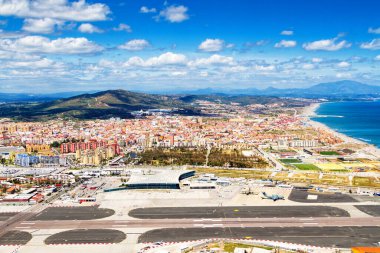 Gibraltar havaalanı pisti ve İspanya 'da La Linea de la Concepcion, Güney Endülüs bölgesi, Cadiz.