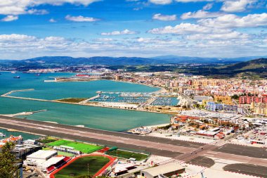 Gibraltar havaalanı pisti ve İspanya 'da La Linea de la Concepcion, Güney Endülüs bölgesi, Cadiz.