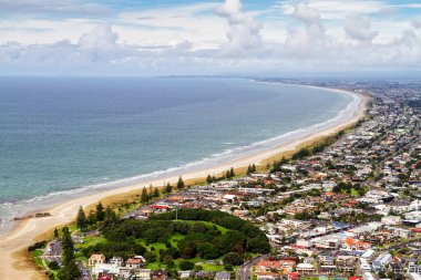 Sahil kasabası Maunganui Dağı ve Tauranga Limanı, Bolluk Körfezi, Yeni Zelanda