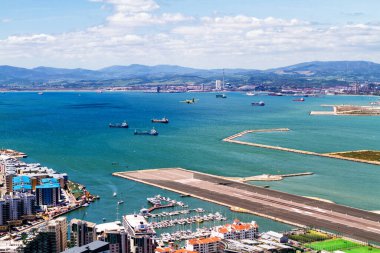 Gibraltar havaalanı pisti ve İspanya 'da La Linea de la Concepcion, Güney Endülüs bölgesi, Cadiz.