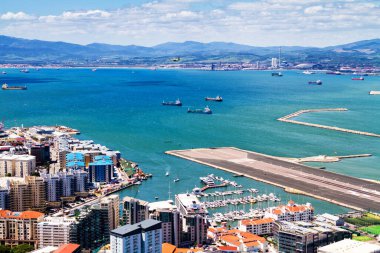 Gibraltar havaalanı pisti ve İspanya 'da La Linea de la Concepcion, Güney Endülüs bölgesi, Cadiz.