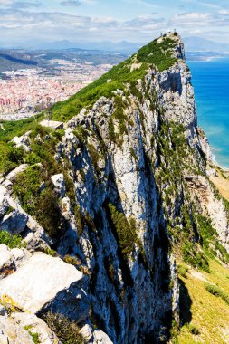 Cebelitarık Kayası 'nın tepesindeki, Yukarı Kaya Doğal Rezervi' ndeki hava manzarası: Sol Cebelitarık kasabası ve körfezi, İspanya 'nın La Linea kasabası, en sondaki Akdeniz. Birleşik Krallık, Avrupa.