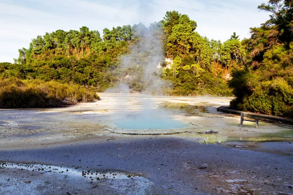 Lama Lagoas Com Água Quente Azul Turquesa Piscinas Vapores Cavernas — Fotografia de Stock