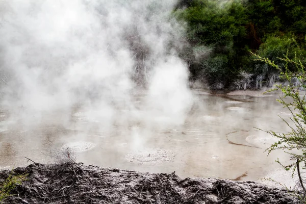 新西兰北岛 罗托鲁 韦奥塔普 地热仙境 蓝色绿松石热水池塘 游泳池 蒸汽和洞穴 — 图库照片