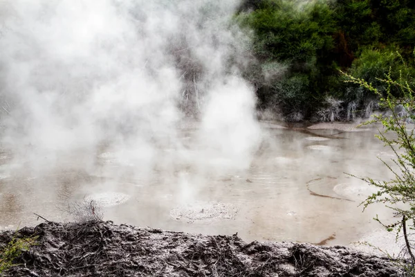 Lama Lagoas Com Água Quente Azul Turquesa Piscinas Vapores Cavernas — Fotografia de Stock