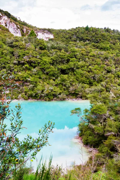 Lama Lagoas Com Água Quente Azul Turquesa Piscinas Vapores Cavernas — Fotografia de Stock