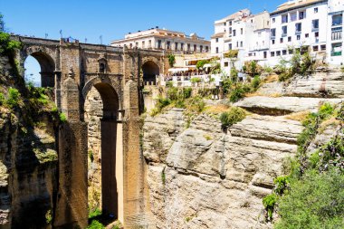 İspanya 'nın Endülüs eyaletinin Ronda kenti. Ronda, beyaz kentte (pueblos blancos) popüler bir turizm merkezidir ve birçok turist tarafından sık sık ziyaret edilir..