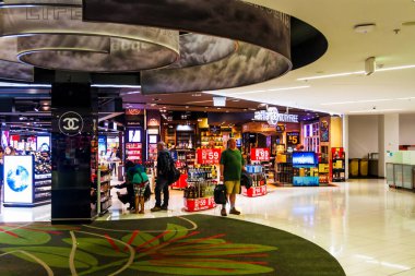 AUCKLAND, NEW ZEALAND - 8 Nisan 2017 Auckland Havaalanı 'nda Duty Free dükkanı açıldı. Vergisiz mağazalar, belirli yerel veya ulusal vergi ve vergilerin ödenmesinden muaf olan perakende satış mağazalarıdır.