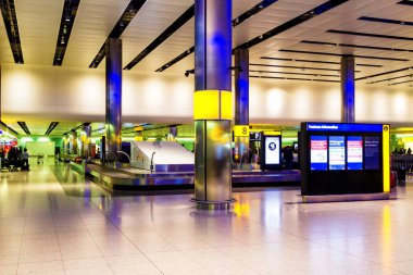 HEATHROW, İngiltere - 9 Nisan 2017: Londra Heathrow havaalanının bagaj teslim yeri. Heathrow Uluslararası Havalimanı, İngiltere 'nin başkenti Londra' nın uluslararası havaalanıdır..