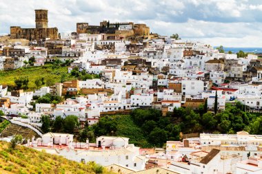 Endülüs 'teki Arcos de la Frontera' nın güneşli bir günde (pueblo blanco) havadan görünüşü. Beyaz köyler İspanya, Malaga, Avrupa 'nın popüler turistik beldeleri ve eğlence merkezleridir..