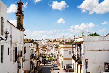 ARCOS DE LA FRONTERA, İSPAN - 2 Mayıs 2017: Endülüs 'teki beyaz şehrin güneşli bir günde (pueblo blanco) havadan görünüşü. Beyaz köyler İspanya 'da popüler turizm ve eğlence merkezleridir.
