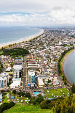 Sahil kasabası Maunganui Dağı ve Tauranga Limanı, Bolluk Körfezi, Yeni Zelanda