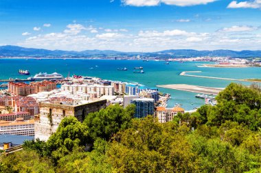 Gibraltar havaalanı pisti ve İspanya 'da La Linea de la Concepcion, Güney Endülüs bölgesi, Cadiz.